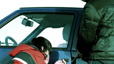 Hotii s-au plimbat o luna cu o masina furata, chiar sub ochii proprietarului!