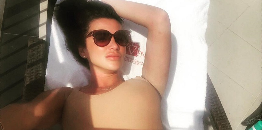 Mara Bănică, fără sutien la plajă! Jurnalista are o siluetă de invidiat