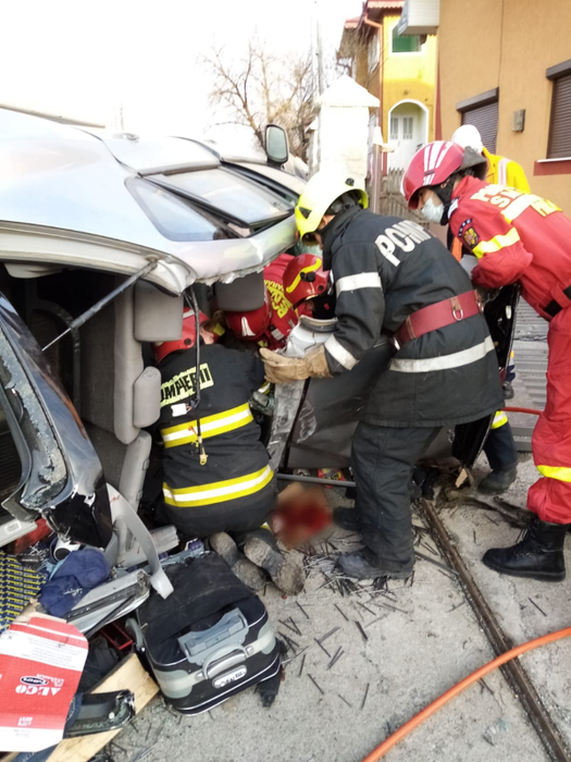 Grav accident de circulație în Suceava. O mașină a intrat într-un cap de pod, iar o persoană a decedat