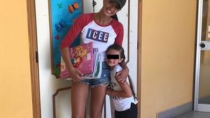 Antonia şi fiica sa, Maya, îmbrăcate identic la piscină. Fotografie de senzaţie