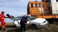 Accident grav în Suceava. Două persoane au murit, după ce mașina în care se aflau a fost spulberată de tren| VIDEO