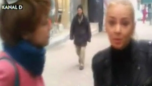 VIDEO Roxana Ionescu umbla cu sotul altei femei! Uite ce scandal a iesit in strada! "Esti penibila"