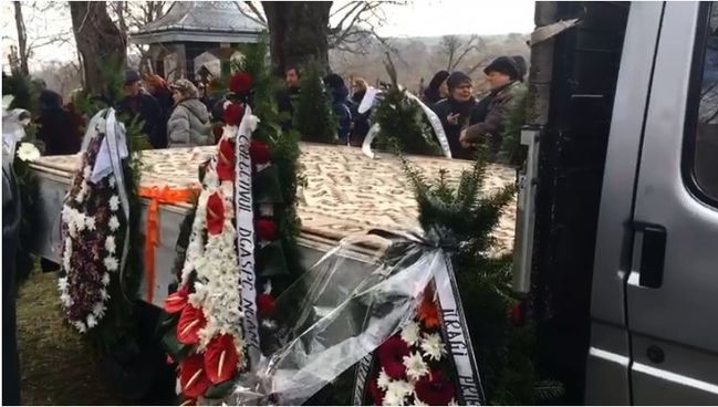 Primele imagini de la înmormântarea femeii ucise de soț și a celor doi copii ai ei! Rudele n-au avut curajul să lase sicriele deschise