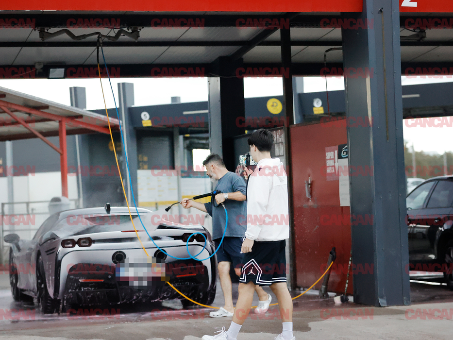 Tatăl lui Zbir îi spală Ferrari-ul SF90 la self-wash