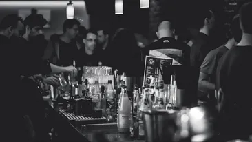 Pensii fără număr! Un poștaș s-a îmbătat și a împărțit banii pensionarilor clienților din barul în care se cinstea