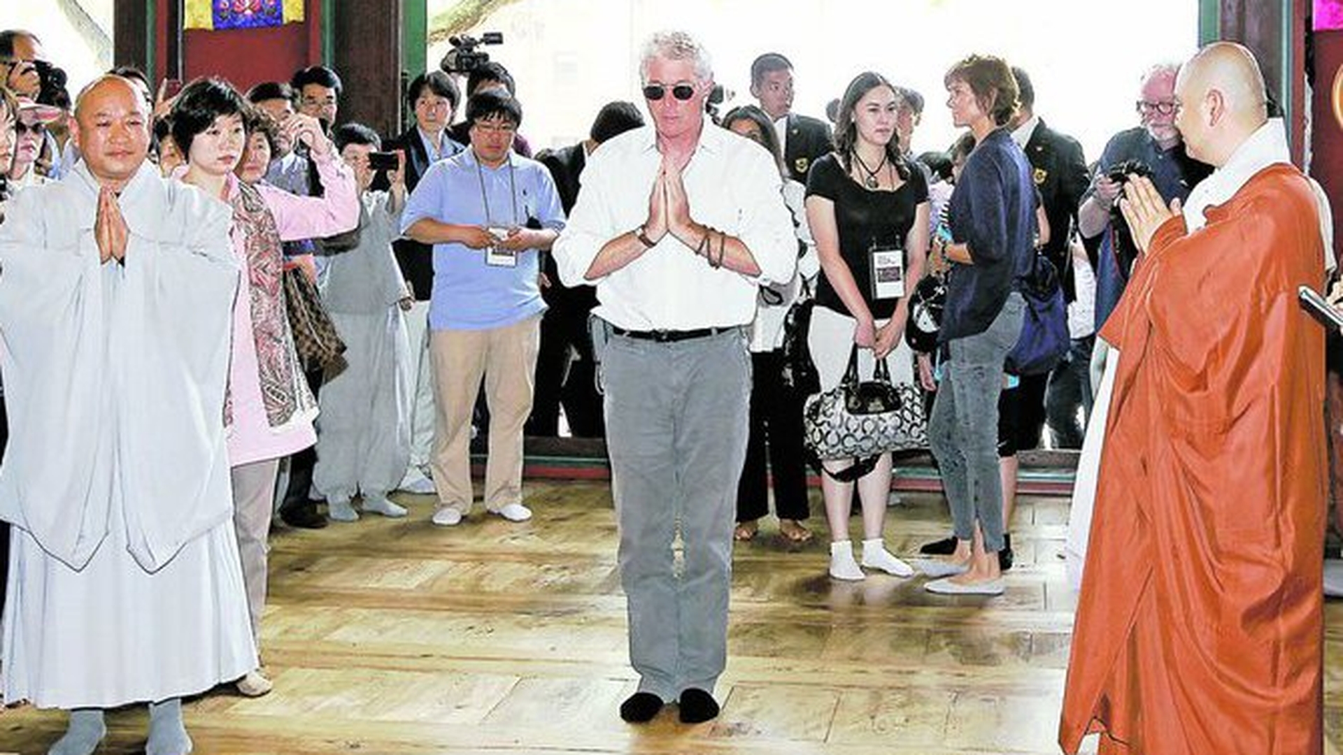 Richard Gere s-a spalat de pacate la templu