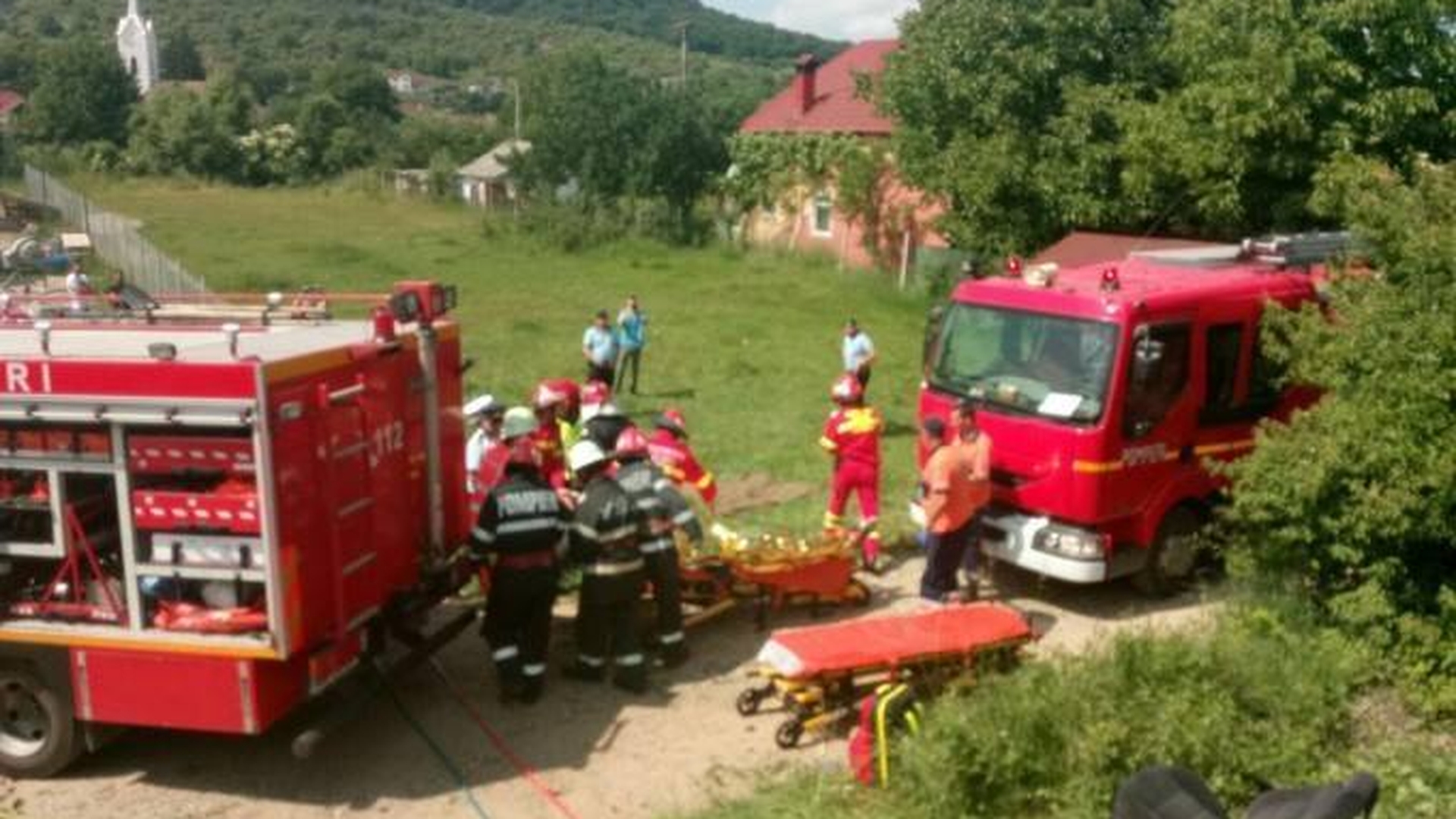Lacrimi şi durere! Femeia care s-a aruncat cu cei trei copii în faţa trenului la Brăneşti făcuse...