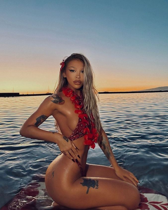 Claudia Babs şi Ema Uta, dezmăţ total! Party cu manele şi salturi în piscină. FOTO şi VIDEO