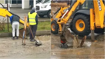 De-a râsu'-plânsu'! „Dorel” din Slatina încearcă să strângă apa cu o lopată, pe stradă, apoi să o răstoarne în cuva unui excavator