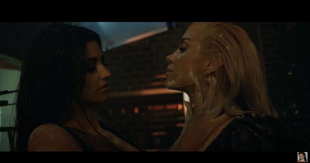 Antonia și Alina Ceușan, filmate în ipostaze ca-n filmele pentru adulți în cel mai nou clip al cântăreței! S-au atins pasional în zone intime și au flirtat una cu cealaltă | VIDEO