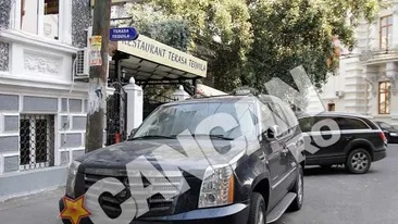 VIDEO Panica in centrul Capitalei! Masina proprietarei unui restaurant a fost incendiata! Vezi aici cum a procedat necunoscutul care a aruncat substanta inflamabila pe automobil si i-a dat foc