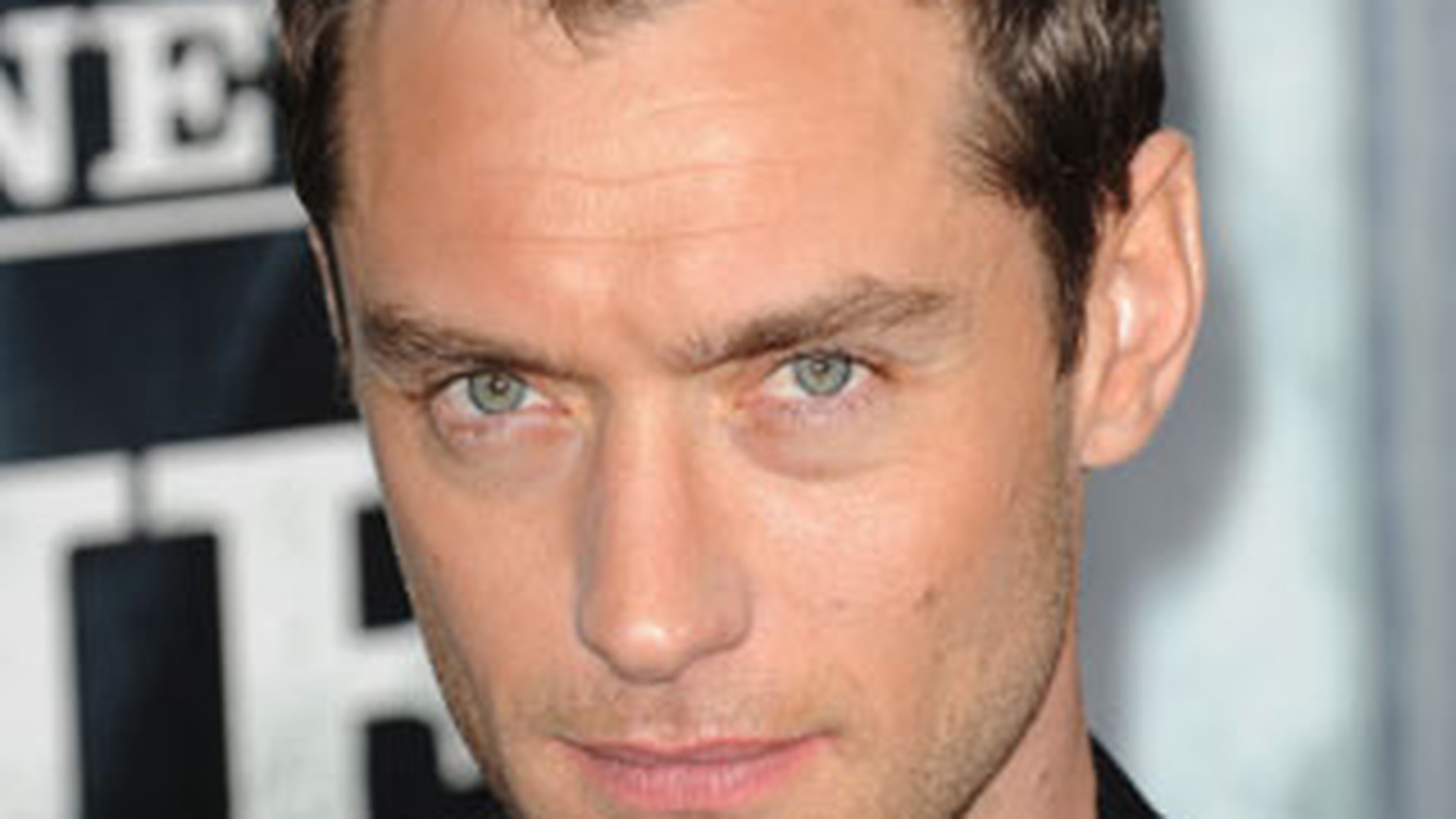 Jude Law: "Femeilor le plac baietii rai!"