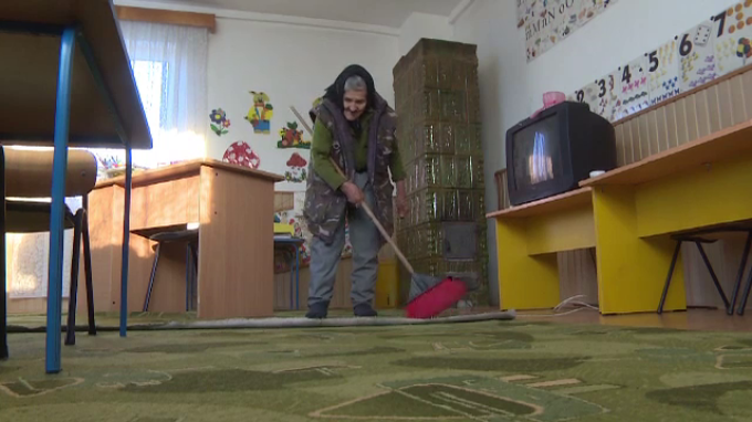 Sofia Chiţoran, bunica de 83 de ani angajată ca femeie de serviciu la grădiniţă, nu vrea să renunțe la slujbă