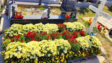Lumânări în loc de tort, durere în loc de aniversare. Imagini cutremurătoare de la slujba ținută în memoria Alexandrei, tânăra moartă la un spital din Botoșani