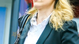 Cristina Rus a ascultat, in sfarsit, sfaturile stilistilor: a inlocuit cocul batranesc cu bucle naturale! Ce zici, ii sta mai bine?