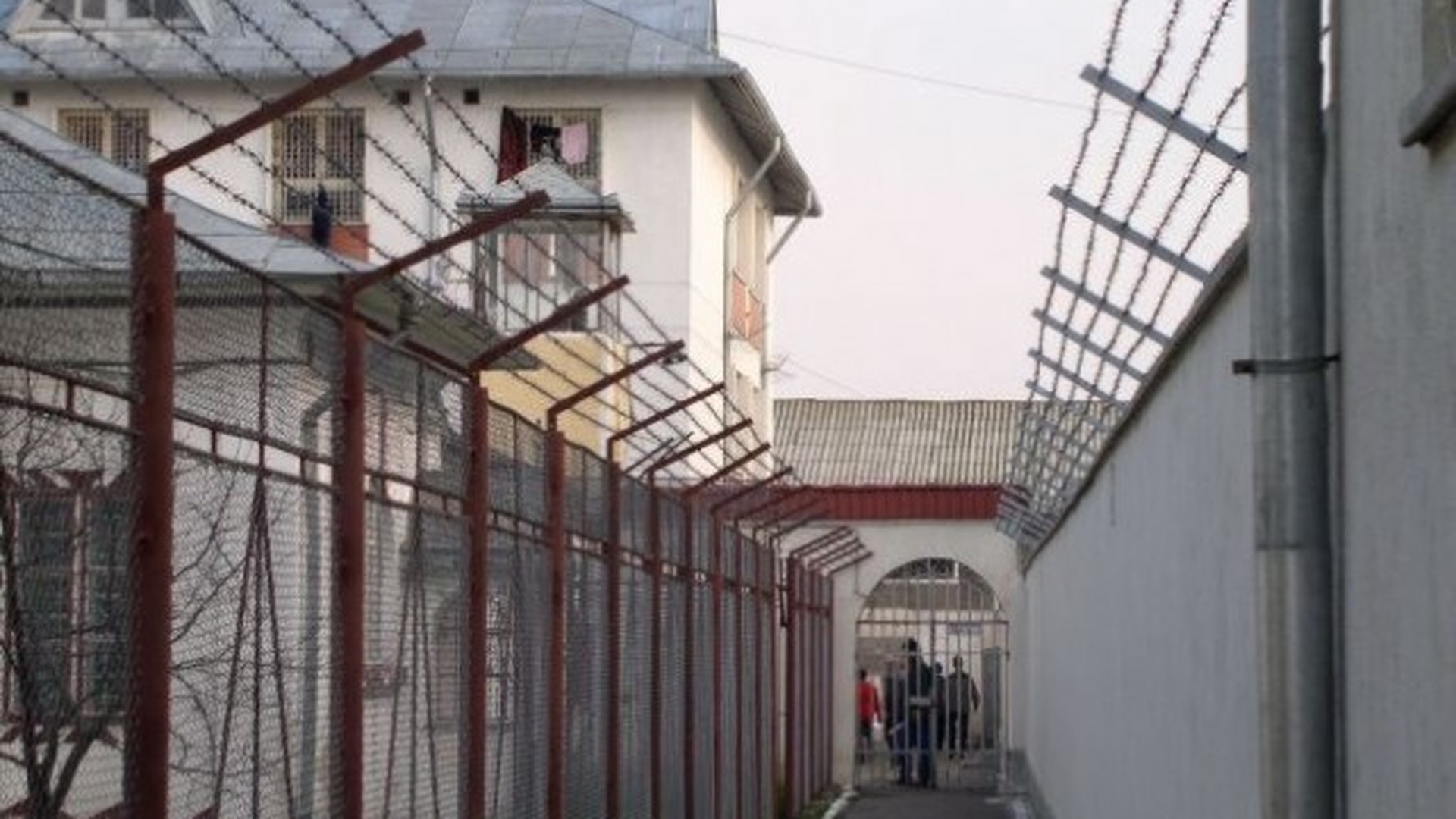 Răscoală la Penitenciarul Giurgiu. Deţinuţii au incendiat mai multe obiecte în celule

