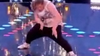 VIDEO Esti plinuta si nu prea stii sa dansezi? Ia lectii de la o blonda "neexorcizata"