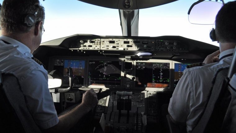 Un pilot i-a explicat copilului, apoi... I-au dat lacrimile când a citit biletul din cutia cu bomboane oferită de mama băiețelului!