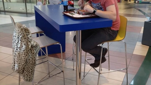 A observat zilnic un tânăr care lua masa într-un mall din Bucureşti. Deşi venea mereu singur, bărbatul atârna de spătarul scaunului haina unei femei. Şi-a făcut curaj şi l-a întrebat ce e cu el şi de ce face asta în fiecare zi! E cutremurător ce răspuns a primit