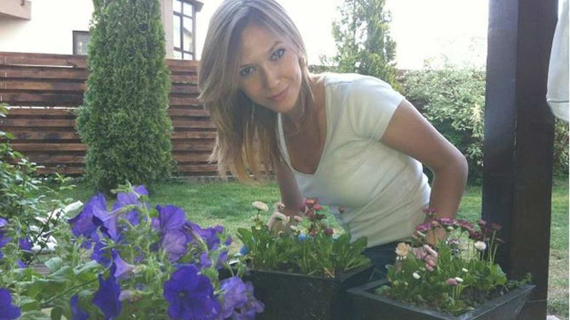 Adela Popescu s-a apucat de gradinarit! Uite ce grijulie este cu florile ei