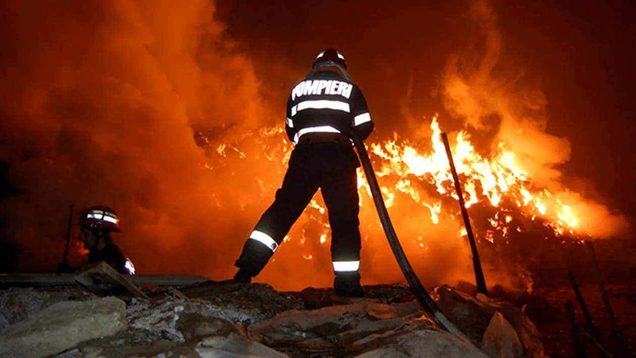 O fabrică de mezeluri de lângă Bucureşti a fost mistuită de flăcări în această dimineaţă