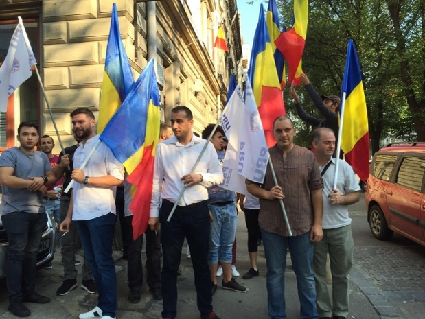 Membrii PRU îl susţin pe VICTOR PONTA! Oamenii au ieşit în stradă