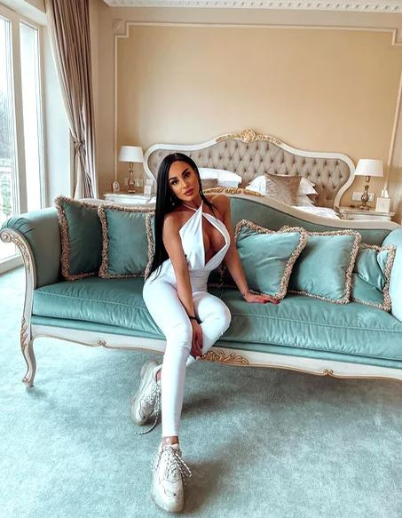 Mădălina, soția românului trecut pe la Inter și AC Milan, făcută praf după ce și-a deschis cont de OnlyFans! Sexy-bruneta se apără: “Nu este nimic greșit” | GALERIE FOTO