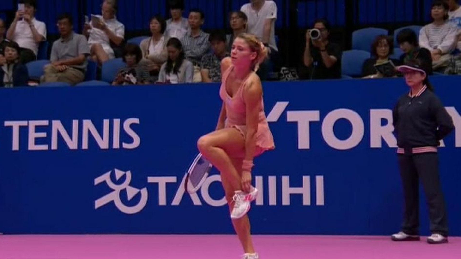 Tenismena Camila Giorgi a jucat la Tokyo cu fundulețul la vedere!