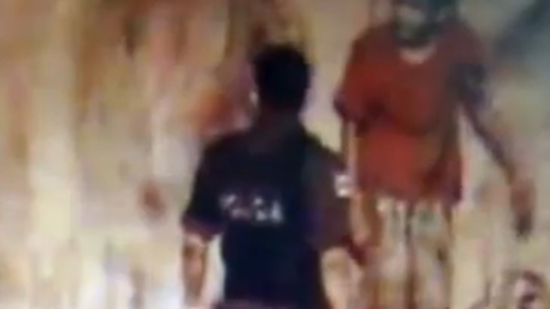 VIDEO ABOMINABIL! Cinci politisti, filmati in timp ce impusca un adolescent
