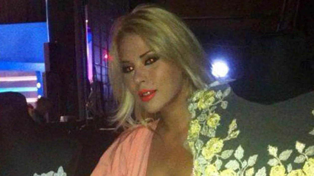 Cantareata Roxana Nemes, non-stop fara sutien! Artistei nu-i pasa ca i se vad nurii prin haine