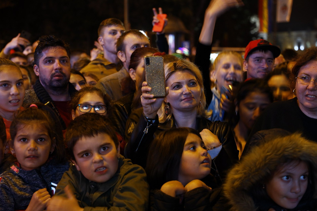 Alex Velea, apariție șocantă pe scenă la Sărbătorile Iașiului. Cum a venit îmbrăcat