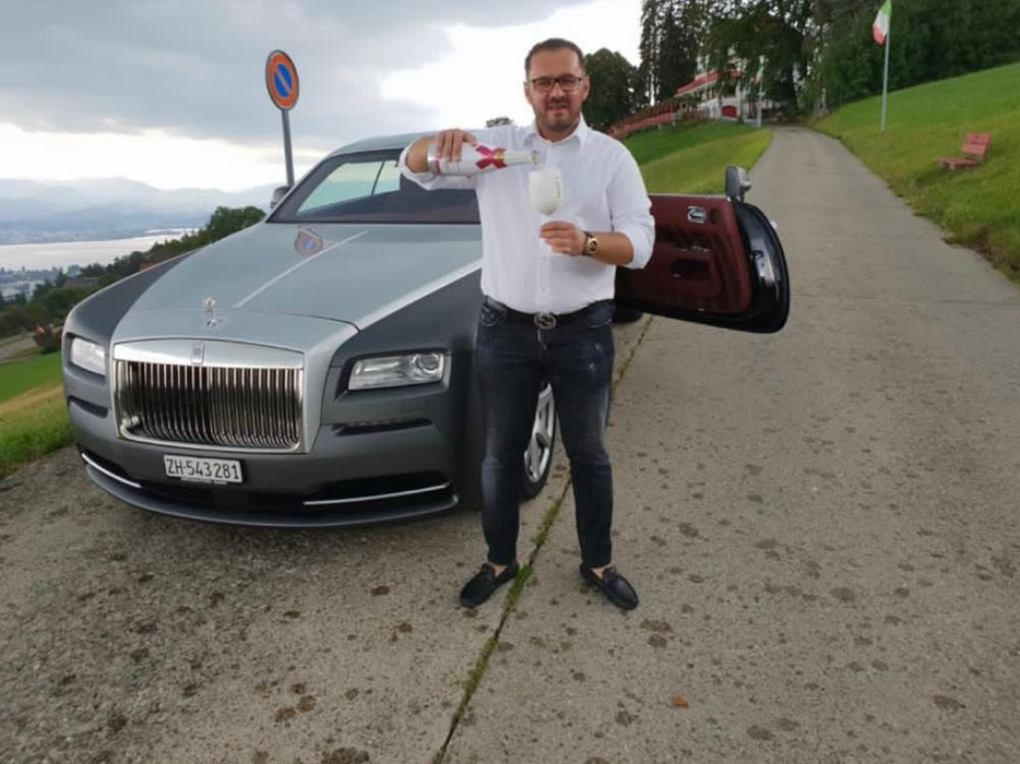 Cu șampania lângă Rolls, pe opulență