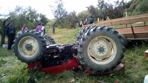Accident grav în Dâmbovița. Un șofer a fost strivit sub tractor, la cules de mere