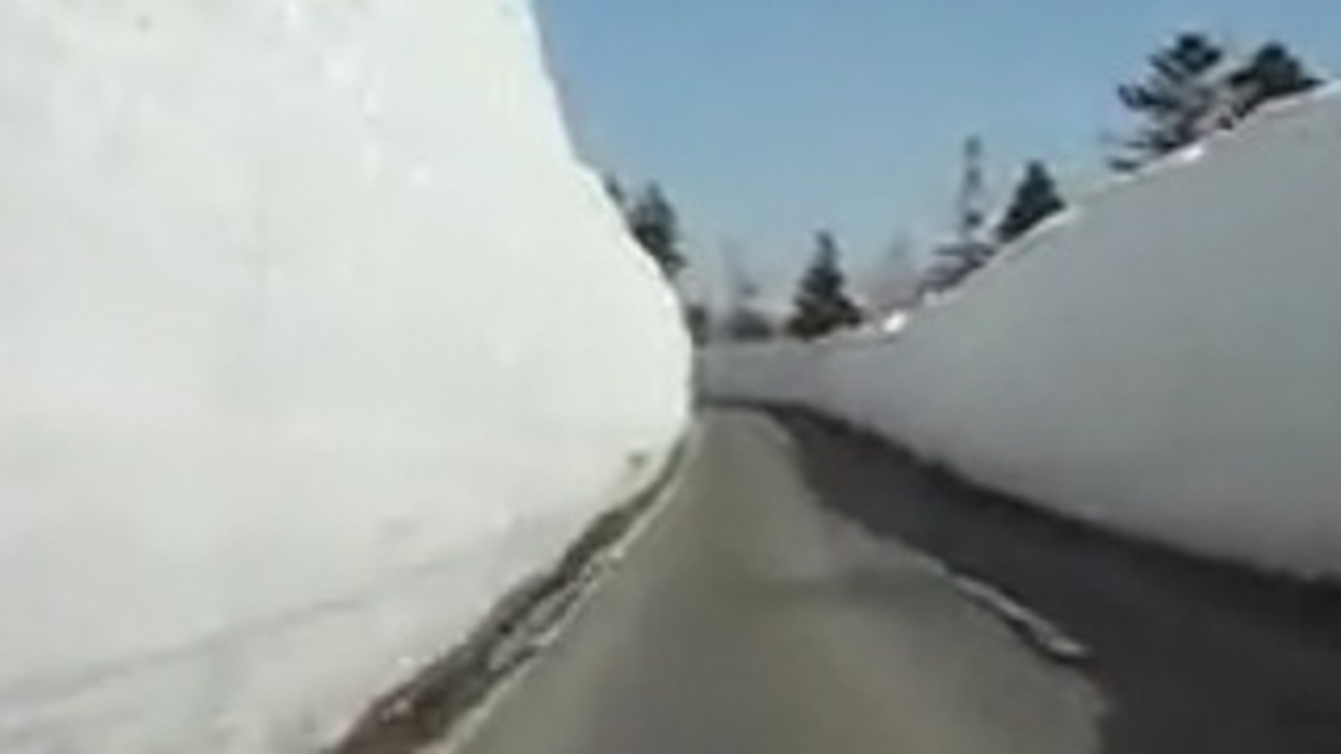 Asta nu o sa vezi niciodata in Romania! Printre peretii de zapada de 15 metri, japonezii au creat un tunel devenit obiectiv turistic