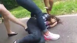 VIDEO. Adolescentă din Oradea, snopită în bătaie de trei colege. Tatăl uneia dintre agresoare îşi apără fiica: "Vă dau la m..." Ce au decis procurorii