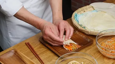 Chef John ne provoacă să rulăm istoria în farfurie! Rețeta spectaculoasă a pachețelelor de primăvară suculente care cucerește orice masă