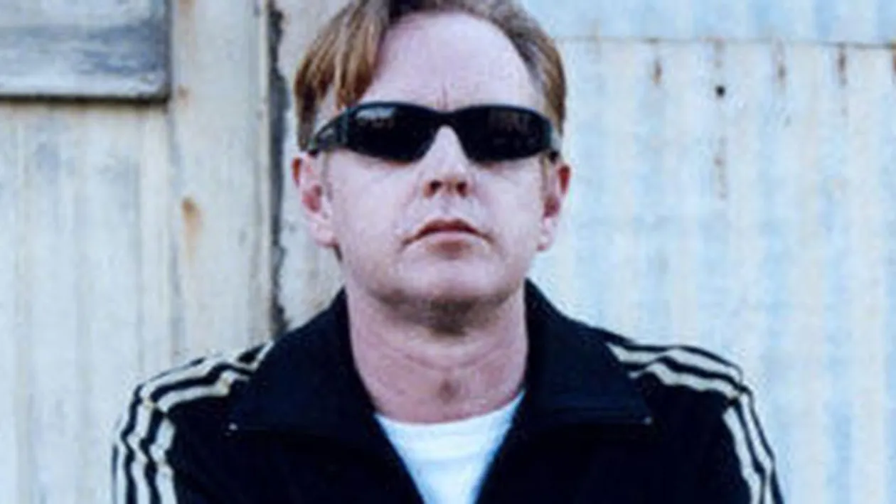 Un membru al trupei Depeche Mode, surprins într-un bar din Capitala!