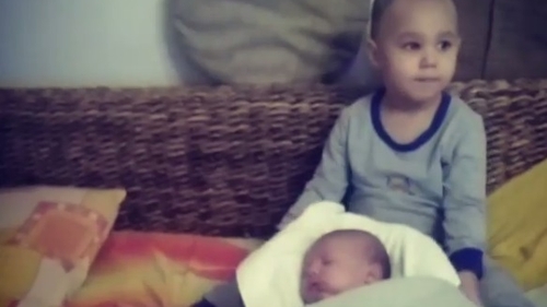 Dominic, un frate mai mare grijuliu! Imagini emoţionante cu băieţelul lui Velea şi al Antoniei în timp ce-l adoarme pe Akim