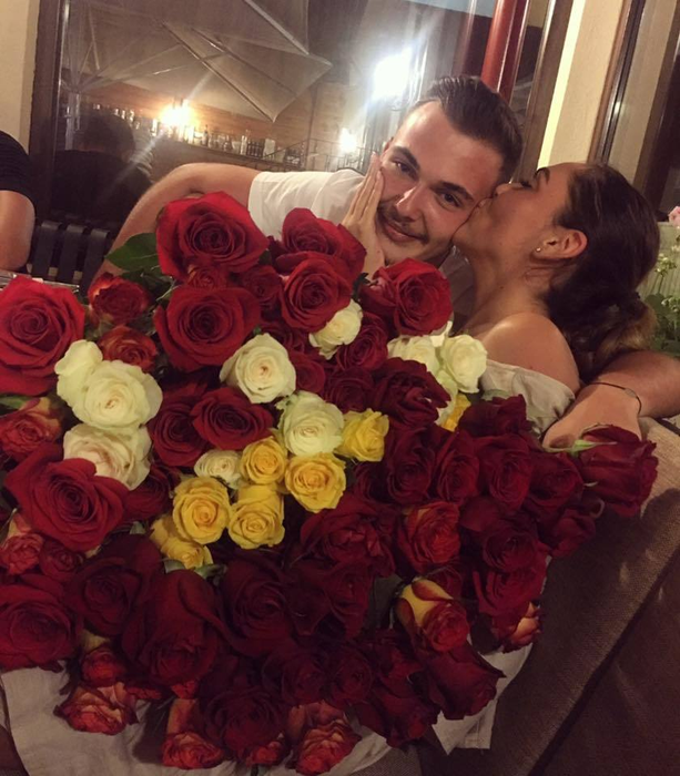 Mihai şi-a făcut un obicei din a-i "umple" casa Iasminei cu buchete impresionante de flori.