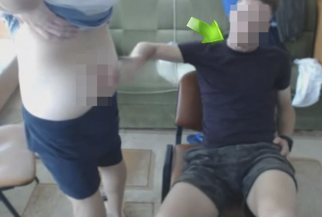 Unul dintre puștii-minune ai “naționalei”, filmat gol pușcă în ipostaze bolnăvicioase