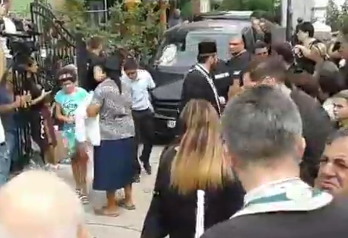 Cât au costat sicriul şi bodyguarzii. Au făcut chetă pentru înmormântare, însă mama Denisei…
