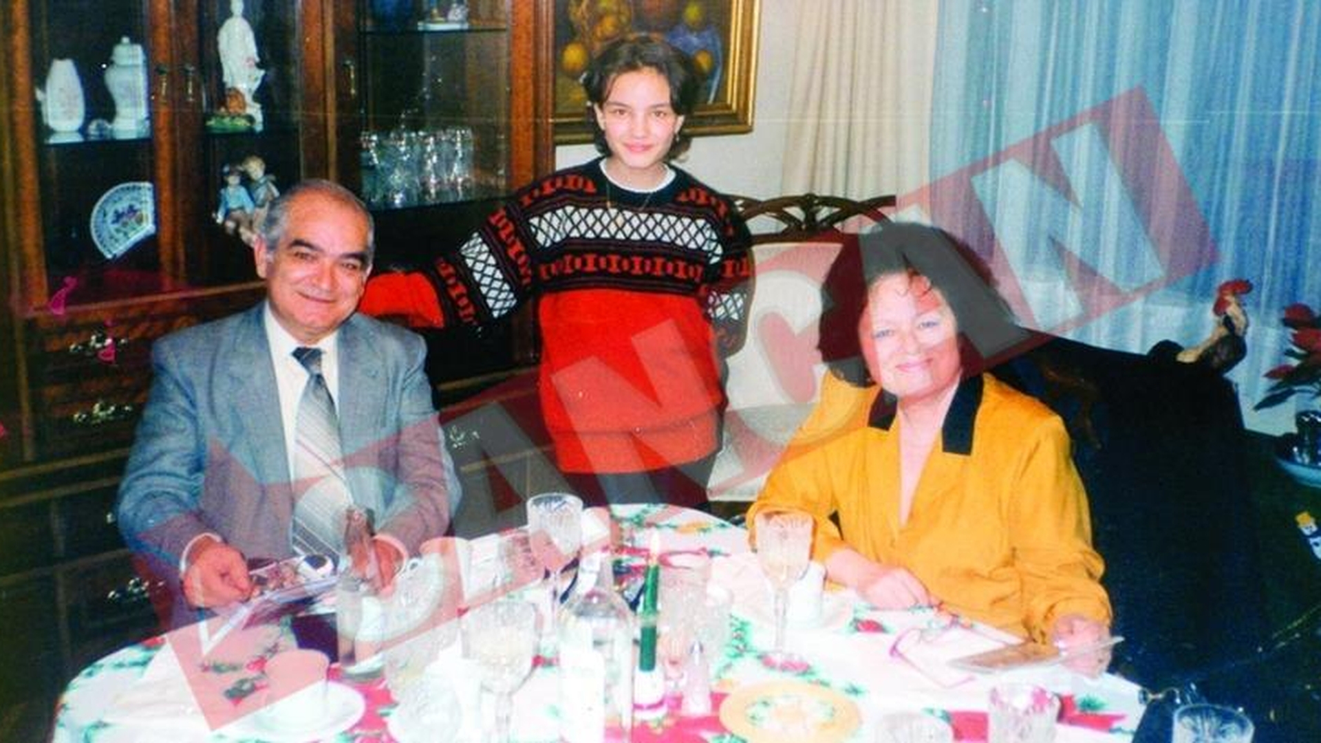 Fata unui fost ambasador, data afara din casa