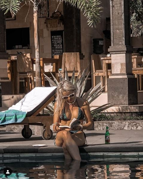 Carmen Grebenișan, surprinsă topless pe marginea unei piscine! Imaginea cu fosta concurentă de la Asia Express i-a înnebunit pe bărbați