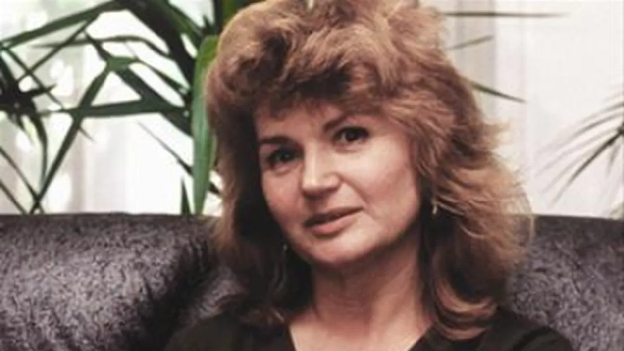 Transformarile doamnei Basescu! In 30 de ani, prima doamna parca a intinerit! Galerie foto de exceptie!