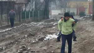 Imagini revoltătoare. Se întâmplă în Dolj. În acte stau la oraş, în realitate înoată în noroi până la genunchi pe străzi