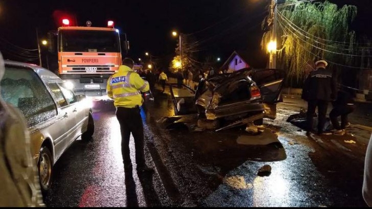 Accident înfiorător în Dolj. Un tânăr de 18 ani a murit după ce mașina s-a lovit de un stâlp
