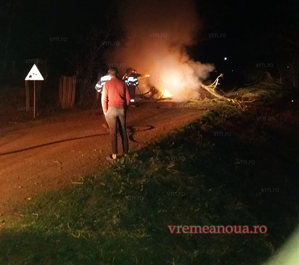 FOTO + VIDEO. Drama unui bărbat din județul Vaslui. La un pas sa arda de viu, în mașina incendiată!