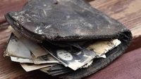 Un elev și-a pierdut portofelul în 1975. În 2026, 51 de ani mai târziu, un dulgher l-a descoperit sub dușumea și l-a returnat. Ce a găsit în portofel – poate valora o avere