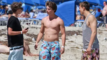 Asa tata, asa fiu! Patrick Schwarzenegger si-a etalat pachetelele de muschi la plaja