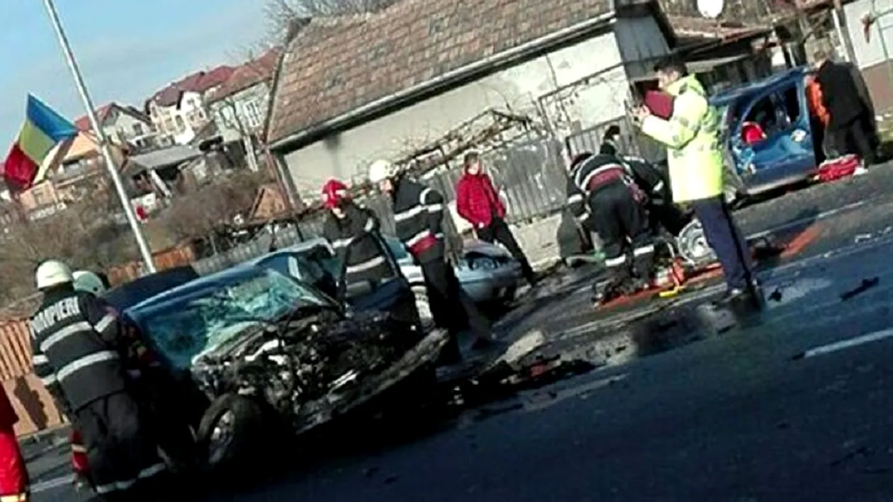Accident înfiorător în Cluj-Napoca! Un mort, cel puţin doi răniţi, după ce trei maşini s-au ciocnit puternic şi s-au făcut praf